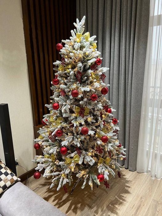 Ёлка лесная красавица снежная