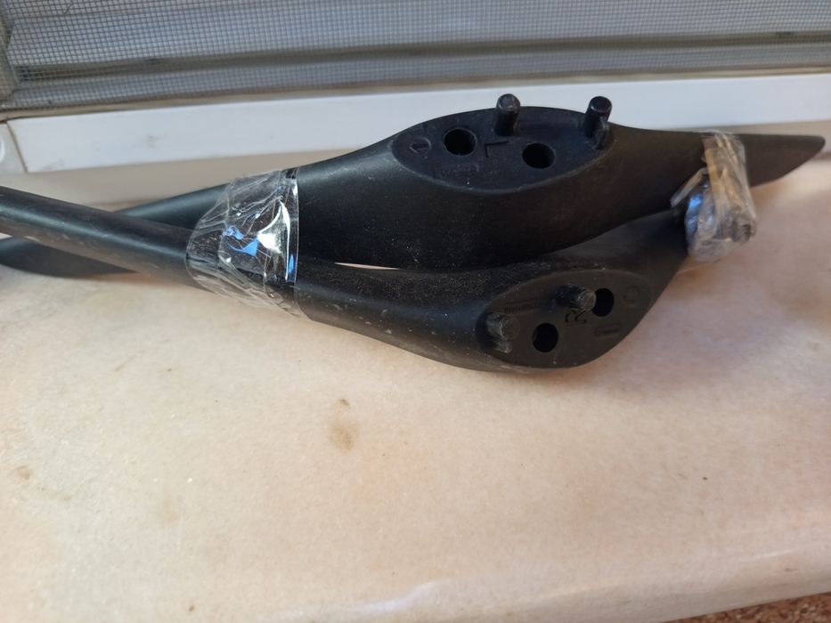 Vând suporți de televizor