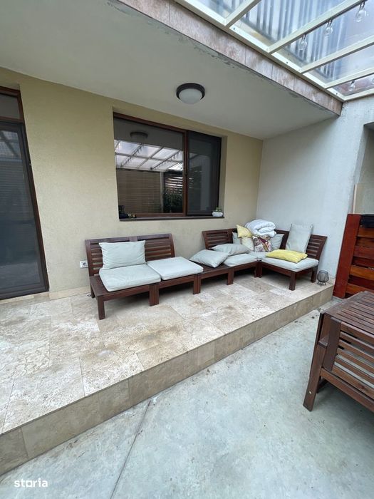 Casă modernă tip triplex, unitate de capăt