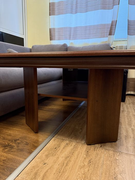 Ниска дървена маса