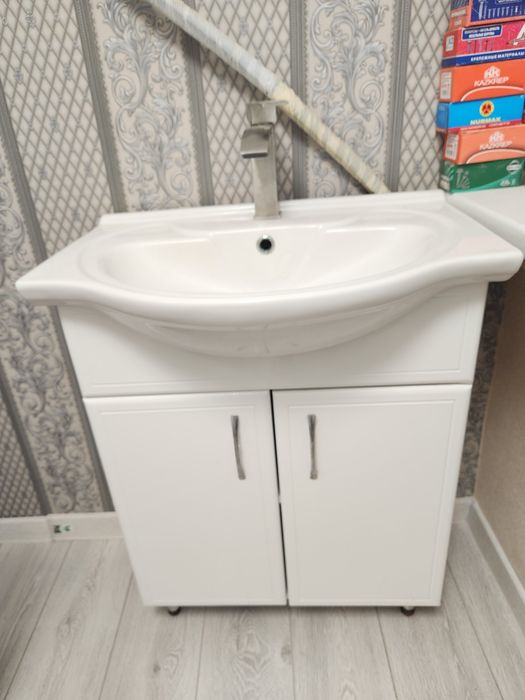 Тумба умывальник с краном.