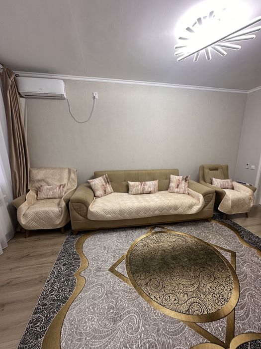 Продам диван с двумя креслами б/у