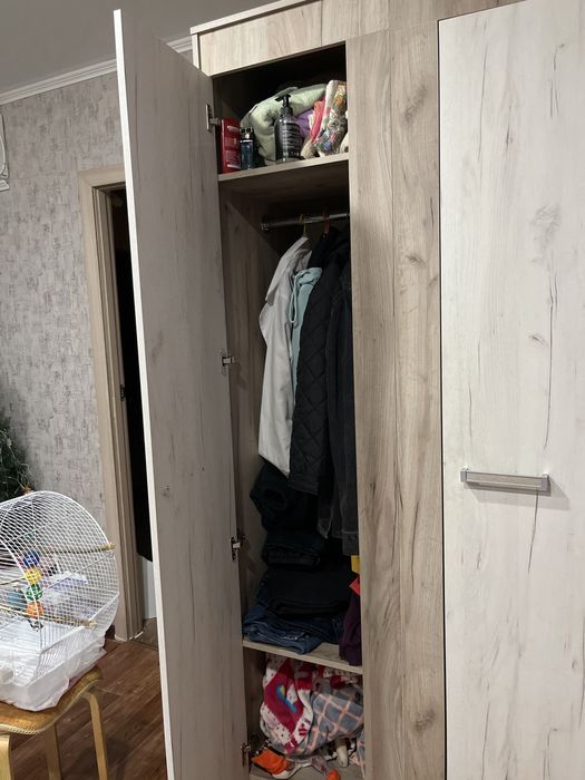 Шкаф с зеркалом б/у.