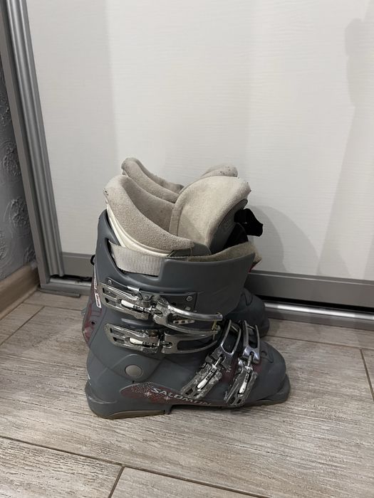 Продается комплект лыж и ботинок