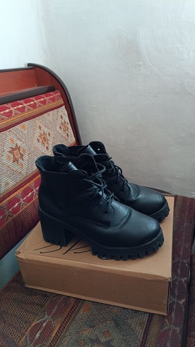 Продам ботинки и ботильоны