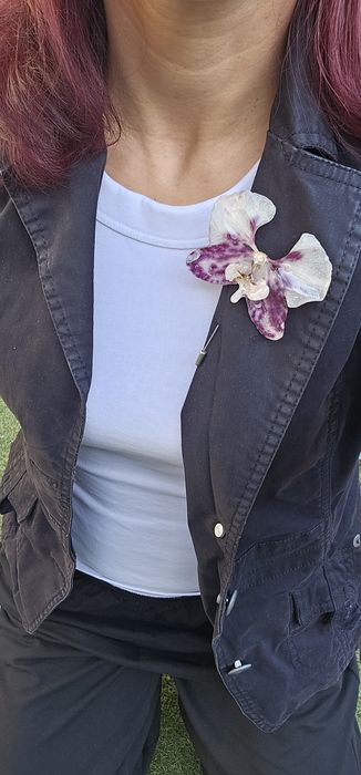 Брошка игла с естествен цвят на орхидея, запечатани в епоксидна смола