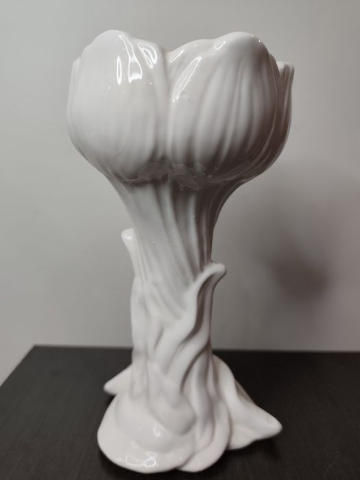 Прекрасна ваза, декорация от керамика с бяла глазура.