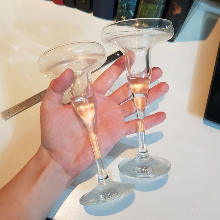 2 стеклянных подсвечника