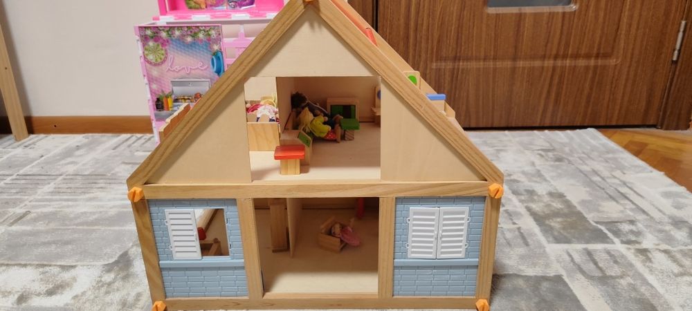 Дървена къща за кукли