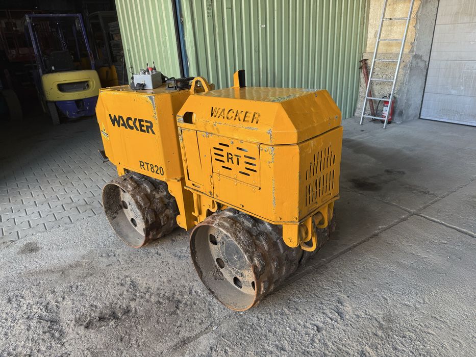 De vanzare sau da inchiriat Vibrocompactor cu picior de oaie .