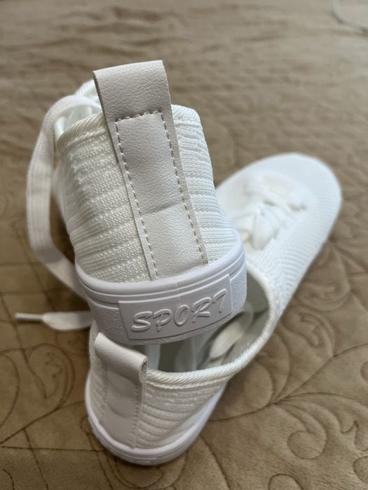 Adidasi din plasa de dama