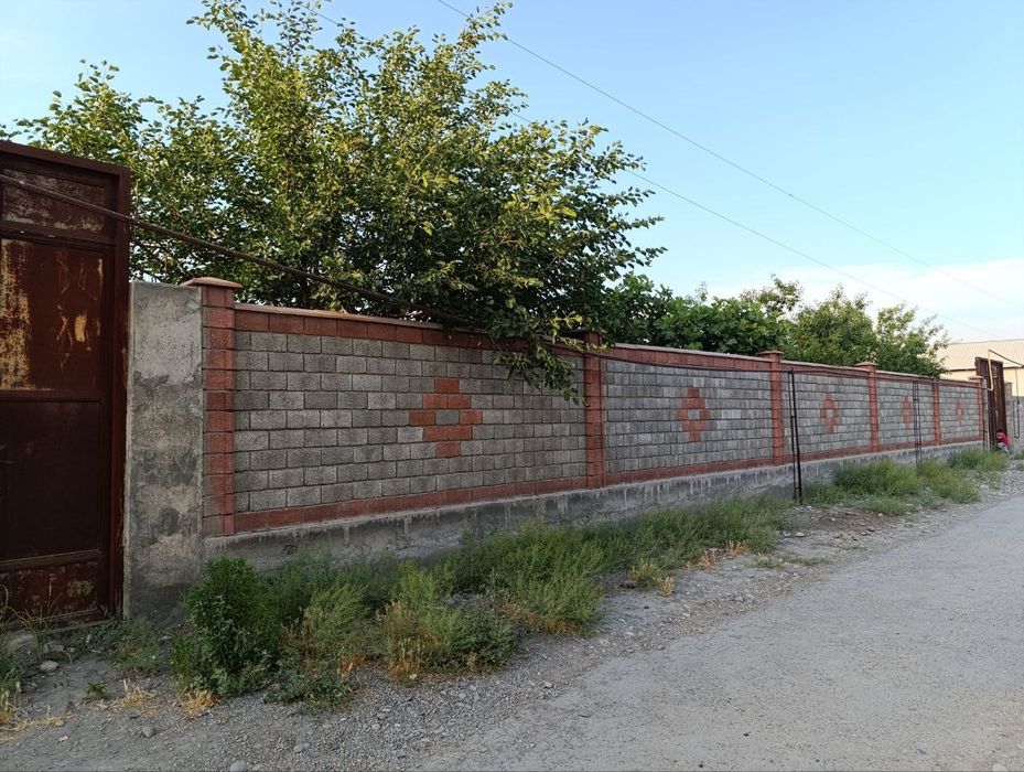 Hovli uchaska sotiladi