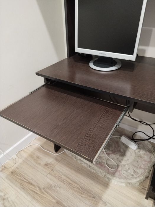 Компьютерный стол в хорошем состоянии