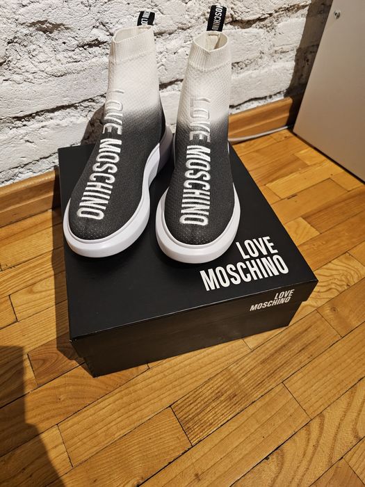 Сникърси Love Moschino