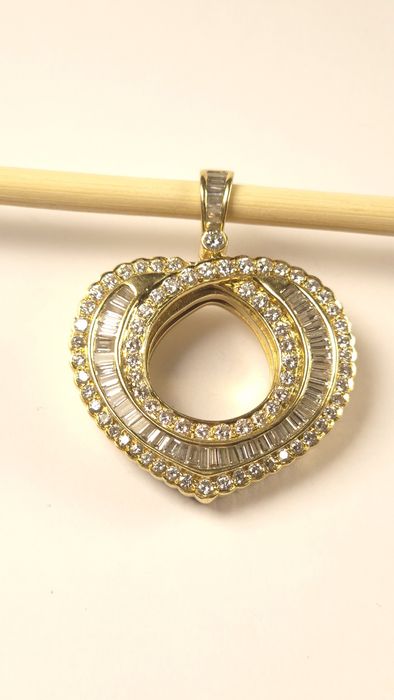 Золотой кулон с брилиантами