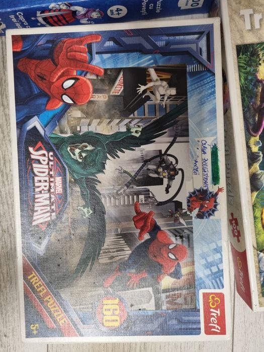 Vand 4 puzzle -uri Spiderman,  Dinozauri, Prâslea si Capra cu 3 iezi