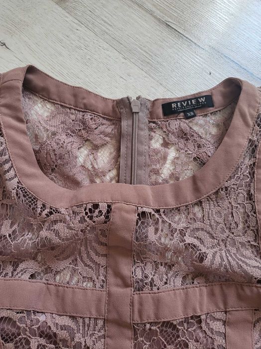 Бежова рокля Review