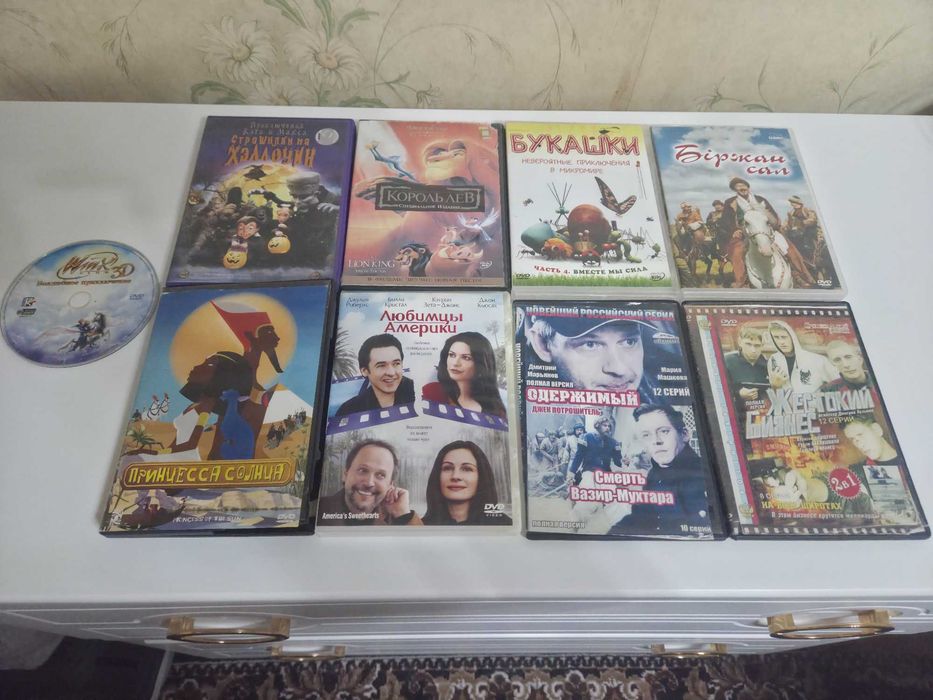 Диски DVD и видеокасеты