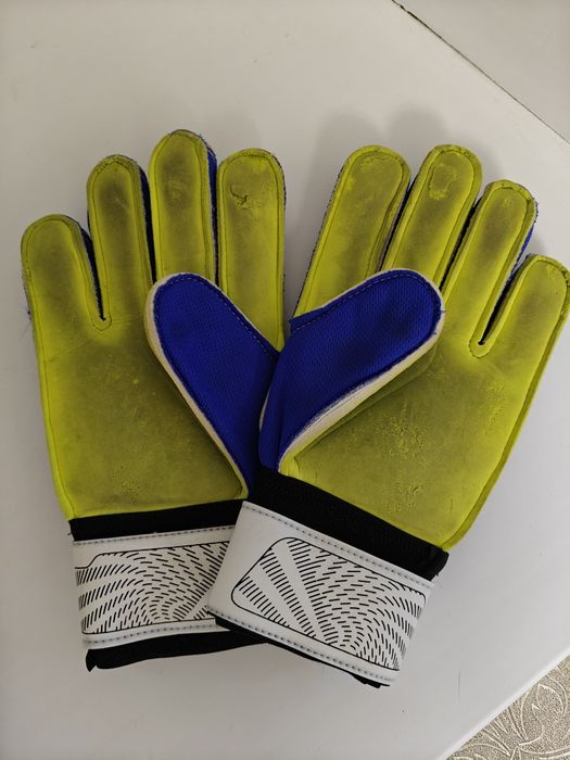 Вратарские перчатки