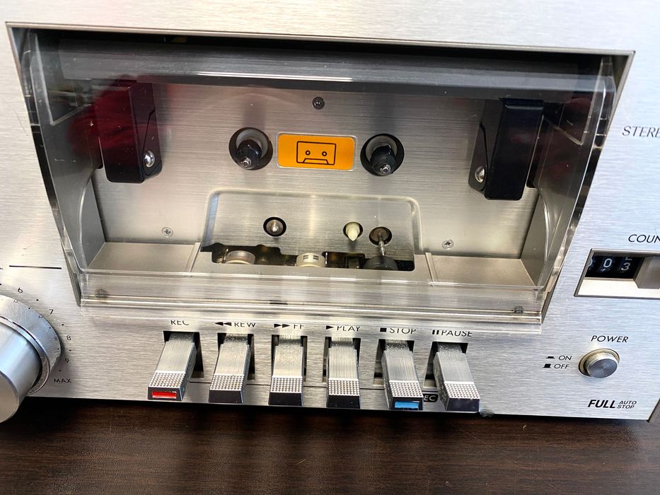 Чудесен касетен дек JVC