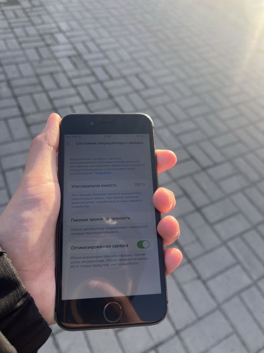 Продам айфон 8