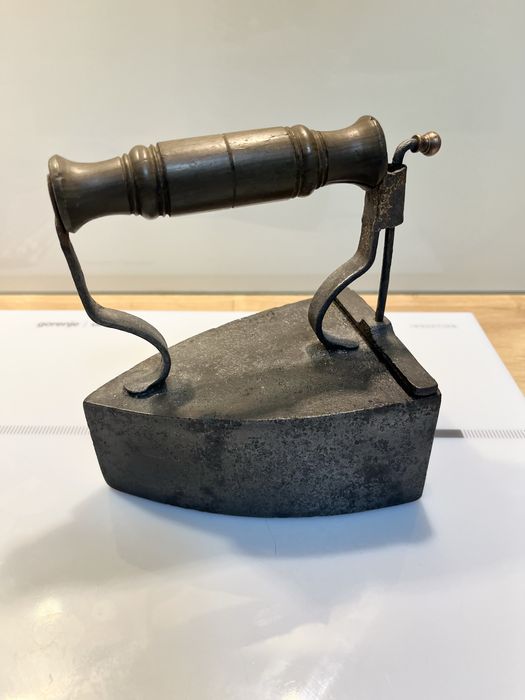 Fier de calcat vechi 1840