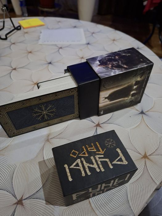 Продаю новую колоду,Руны Таро.