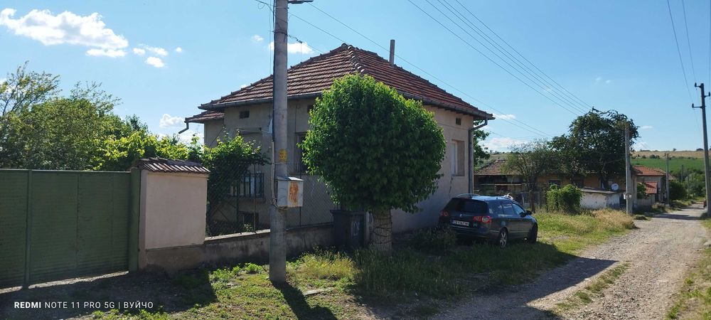Продава се къща в с.Садовец-Плевенско .86 квадрата къща.На два етажа. Двор-560 кв.м.
