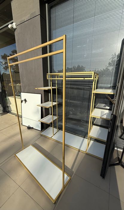 Стелаж вешалки золотого цвета