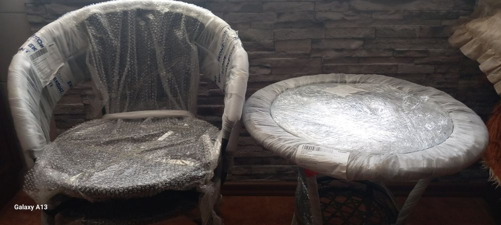 Продавам нова ратанова маса с 2 ратанови стола.