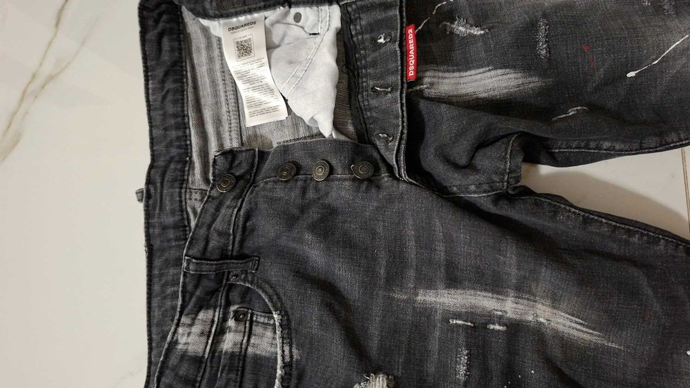 Продавам мъжки дънки Dsquared