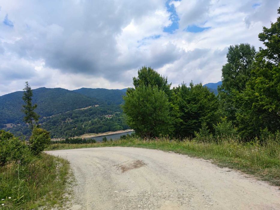 Vand teren 1.712 mp cu vedere la lac, lângă pădure – Valea Uzului, Bacău