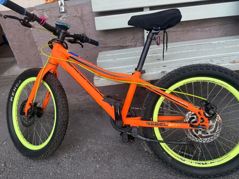 Bicicleta Cross Rebel cu cauciucuri groase