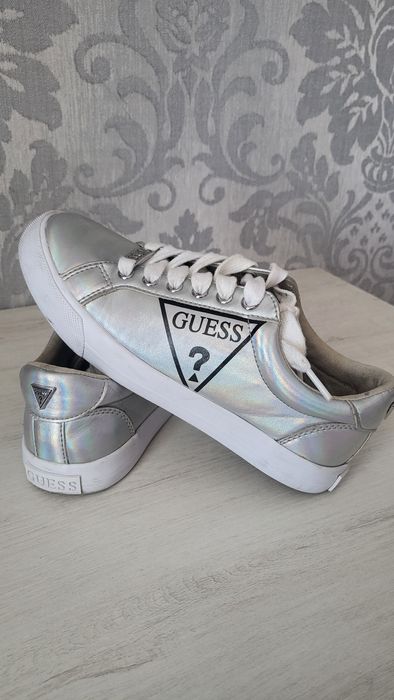 Оригинални обувки guess