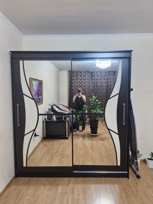 Продам шкаф с зеркалом купе