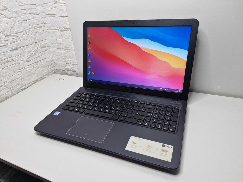 Asus i3-7 Быстрый. Full HD экран