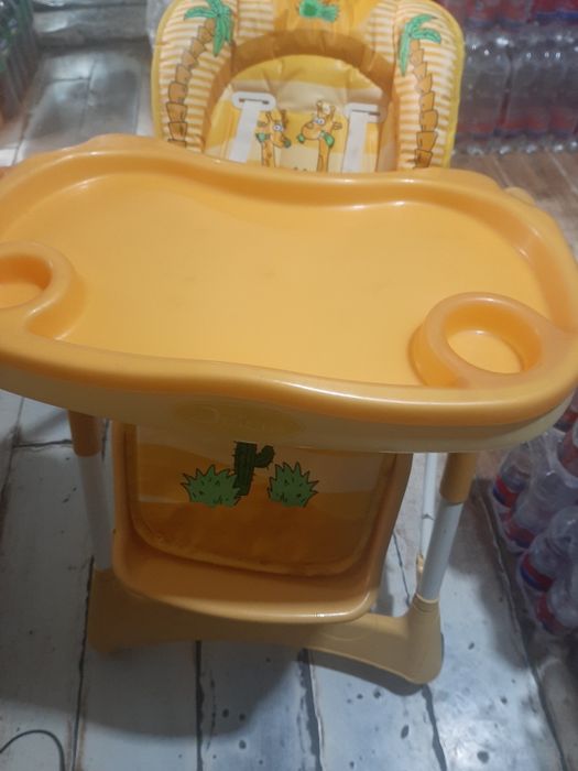 Сотилади стулчик  болалар овкатланиши учун гилдиракли кам ишлатилган