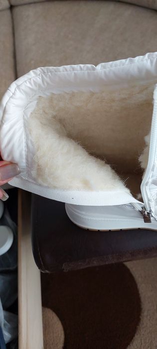 Продам белые  дутыщи