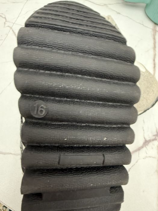 Продам кроссовки для малыша размер 16