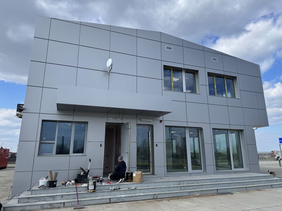 Executam fatade ventilate