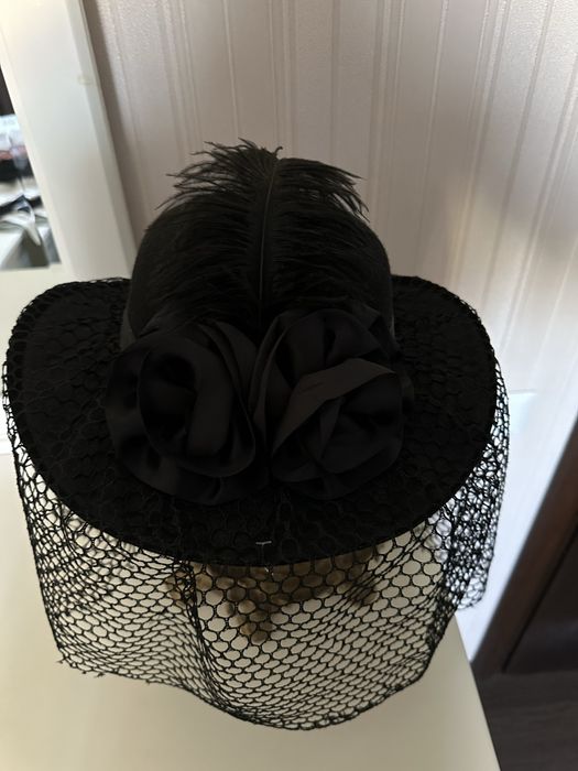 Palarie neagra , model gotic , pentru Halloween , cu pana naturala si trandafiri negri , eleganta si de efect , masura universala