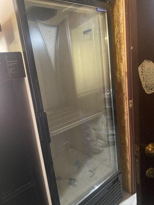 Продам холодильную витрину