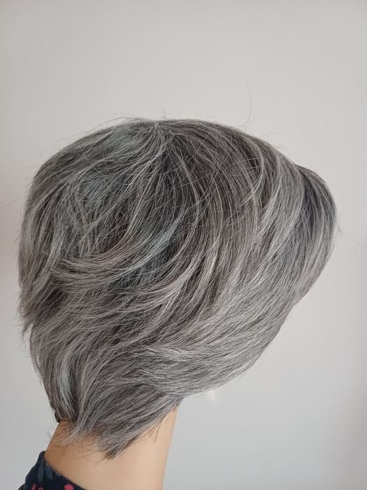 Perucă scurtă, Gri argintiu, fibră sintetică cu aspect natural