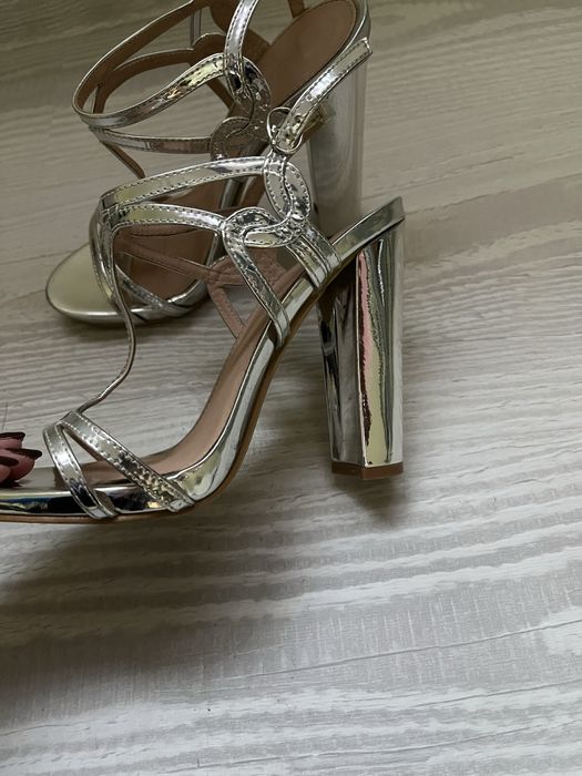 Сандали на висок ток