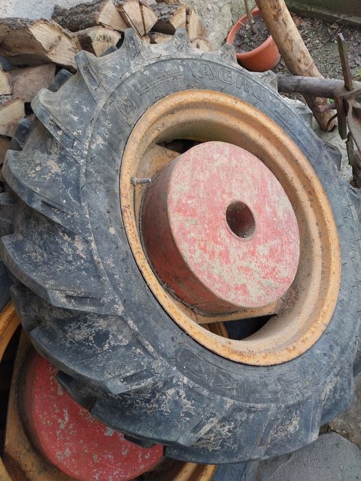 Vând cauciucuri tractor cu tot cu jante și contra greutăți