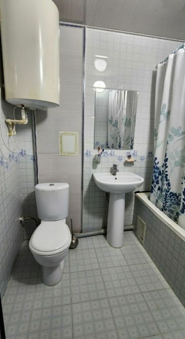 Tinchlik metro yonida