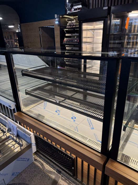 Хладилна витрина сладкарска