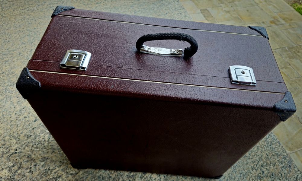 Vând acordeon Parrot cu 96 de basi