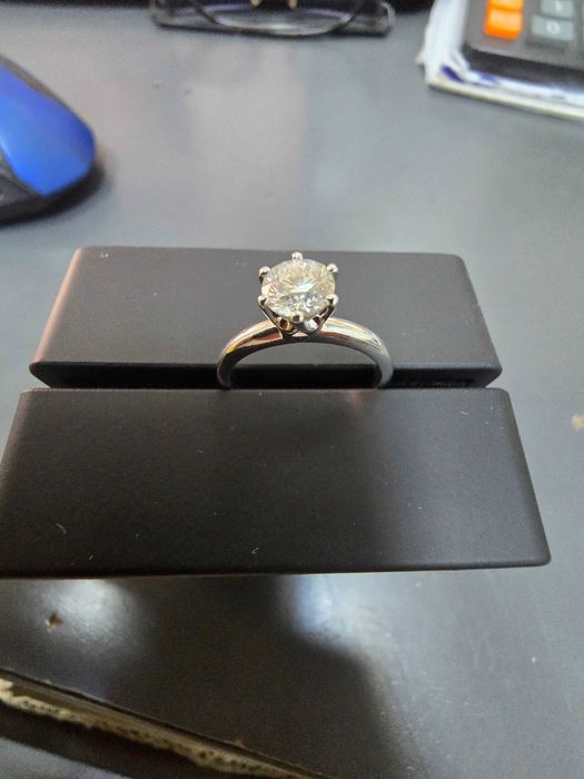 Дамски пръстен с диаманд