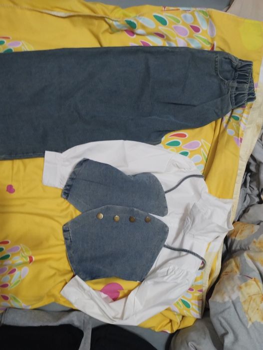 Costum blugi fetita 7-8 ani.